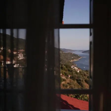 The Balcony * גלוסה