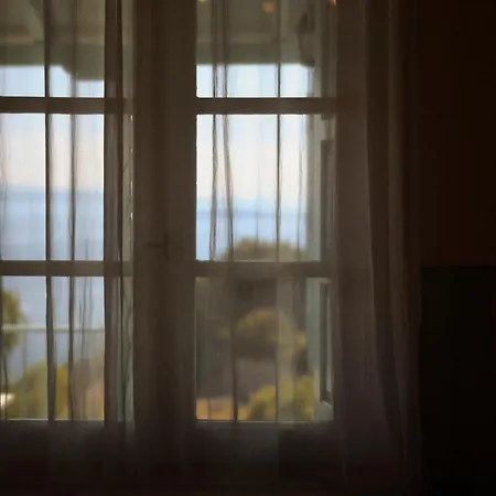 The Balcony * גלוסה